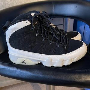 Discount price on New Black and White Air Jordan 9 size 10M